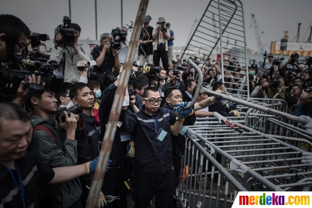 Foto : Barikade massa Joshua Wong di Hong Kong dibongkar 