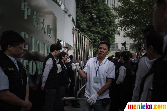 Foto : Barikade massa Joshua Wong di Hong Kong dibongkar 