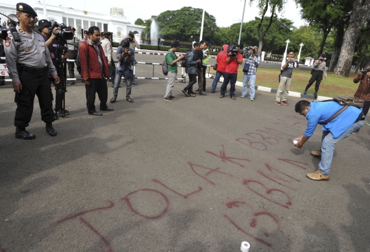 Aksi teatrikal demo tolak kenaikan harga BBM di Istana Presiden