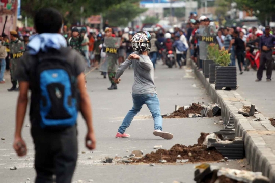 Kesal jalan diblokir, warga dan mahasiswa bentrok di Makassar