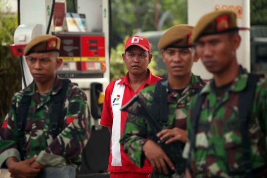 Kesal jalan diblokir, warga dan mahasiswa bentrok di Makassar