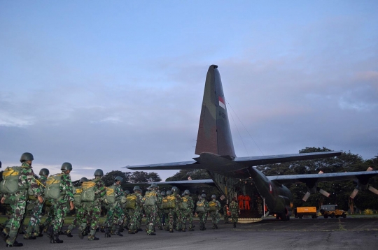 Aksi pasukan Kostrad latihan terjun payung hingga evakuasi medis