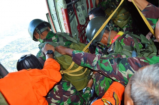 Aksi pasukan Kostrad latihan terjun payung hingga evakuasi medis