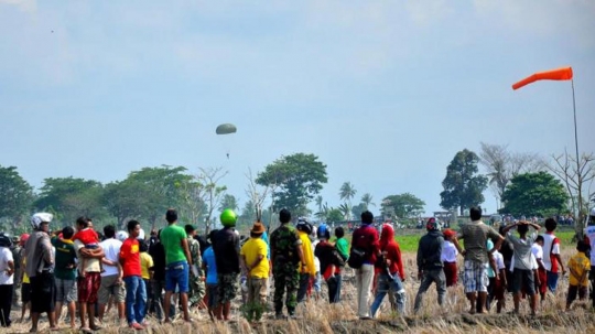 Aksi pasukan Kostrad latihan terjun payung hingga evakuasi medis