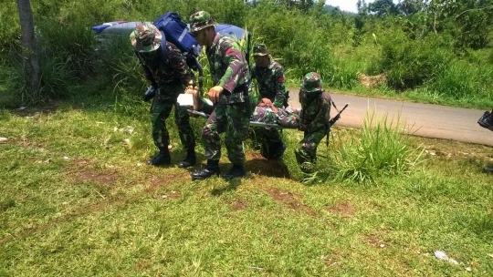 Aksi pasukan Kostrad latihan terjun payung hingga evakuasi medis