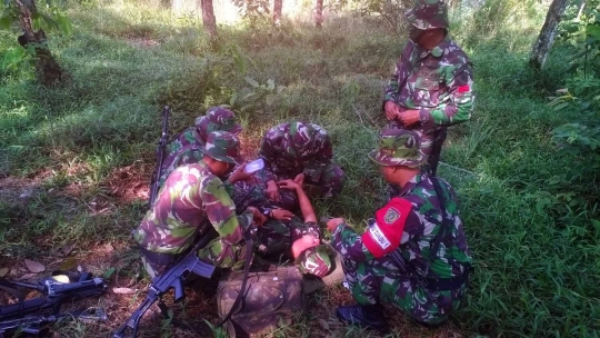 Aksi pasukan Kostrad latihan terjun payung hingga evakuasi medis