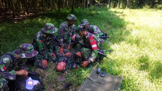 Aksi pasukan Kostrad latihan terjun payung hingga evakuasi medis