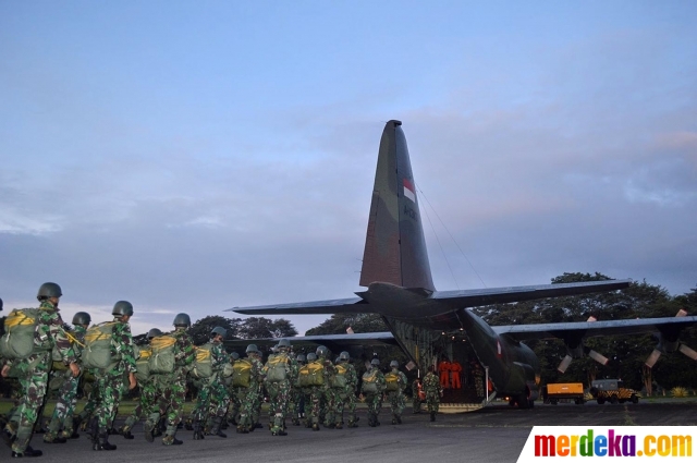 Foto Aksi pasukan Kostrad latihan terjun payung hingga 