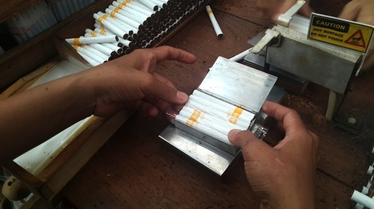 Mengintip produksi rokok kretek asal Kudus