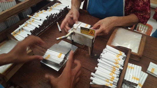 Mengintip produksi rokok kretek asal Kudus