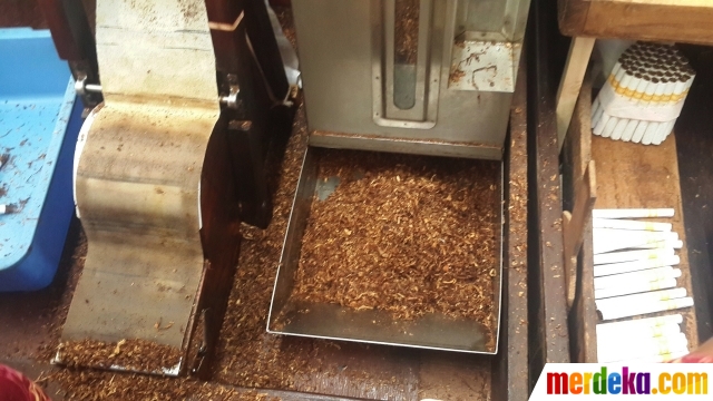 Foto Mengintip produksi rokok kretek asal Kudus merdeka com