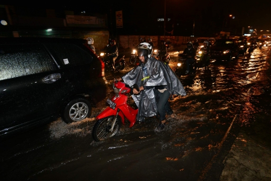 Drainase buruk, Jalan Dewi Sartika Ciputat banjir
