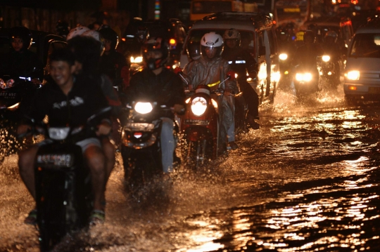 Drainase buruk, Jalan Dewi Sartika Ciputat banjir