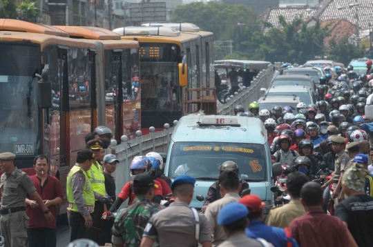 Jatinegara kebanjiran, lalu lintas menuju Matraman macet parah