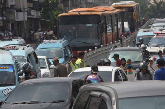 Jatinegara kebanjiran, lalu lintas menuju Matraman macet parah