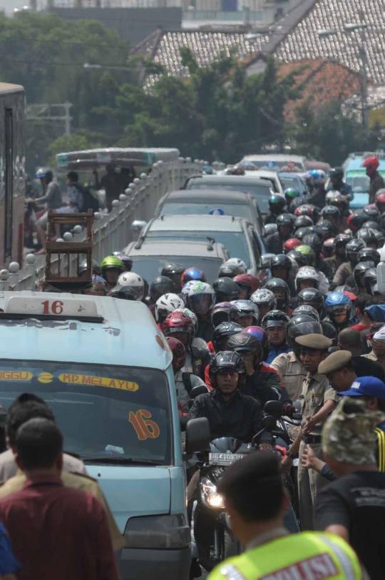 Jatinegara kebanjiran, lalu lintas menuju Matraman macet parah