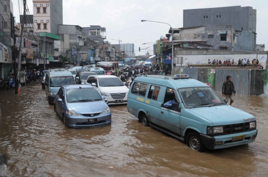 Jatinegara kebanjiran, lalu lintas menuju Matraman macet parah