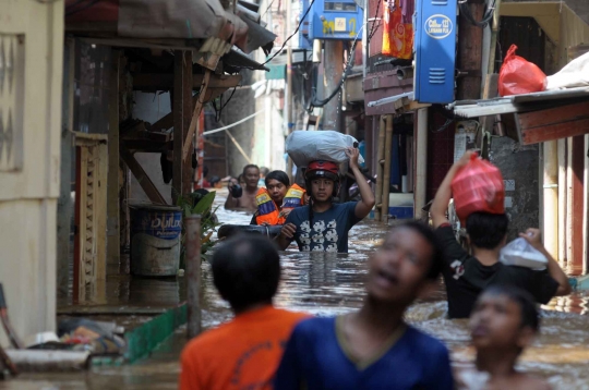Dilanda banjir 4 meter, ratusan warga Kp. Pulo selamatkan diri
