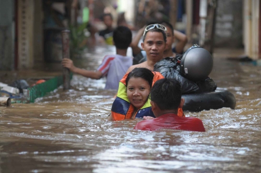 Dilanda banjir 4 meter, ratusan warga Kp. Pulo selamatkan diri