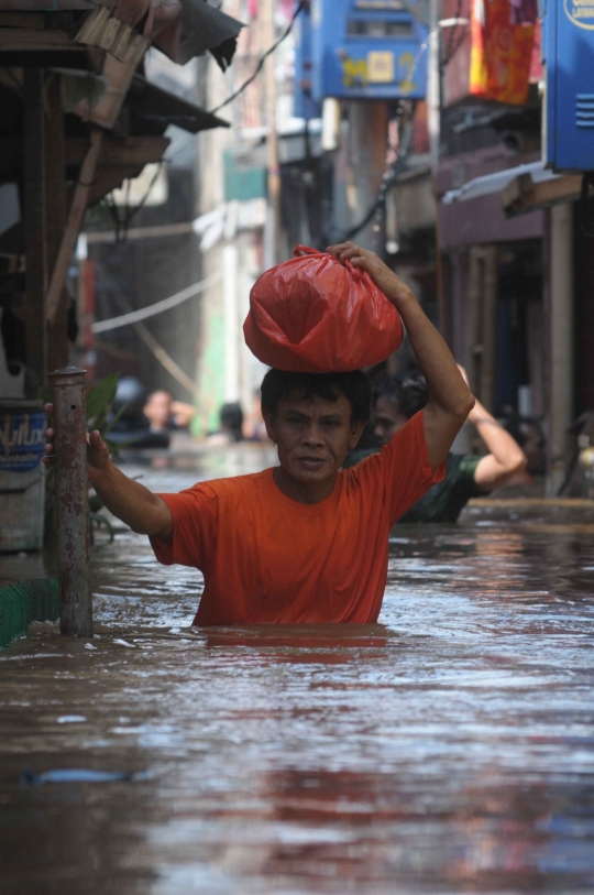 Dilanda banjir 4 meter, ratusan warga Kp. Pulo selamatkan diri