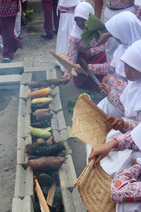 Prihatin rakyat miskin, siswa SD Kediri ramai-ramai bakar ketela