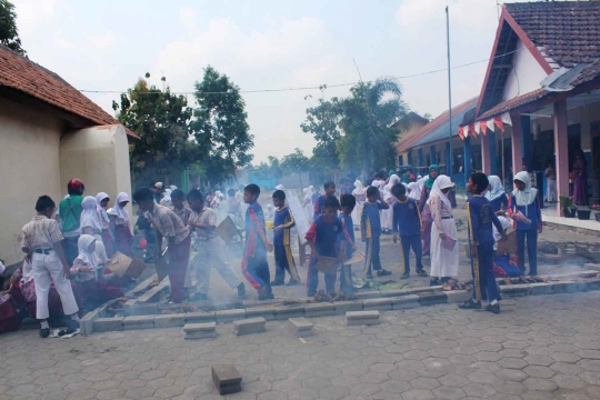 Prihatin rakyat miskin, siswa SD Kediri ramai-ramai bakar ketela