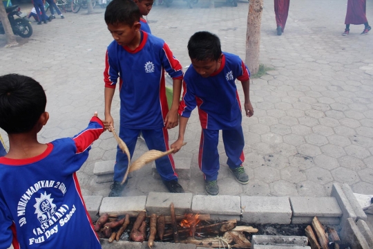 Prihatin rakyat miskin, siswa SD Kediri ramai-ramai bakar ketela