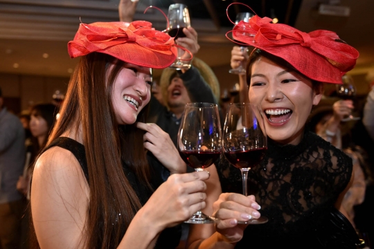 Kegilaan wanita cantik Jepang bermabuk ria di pesta wine