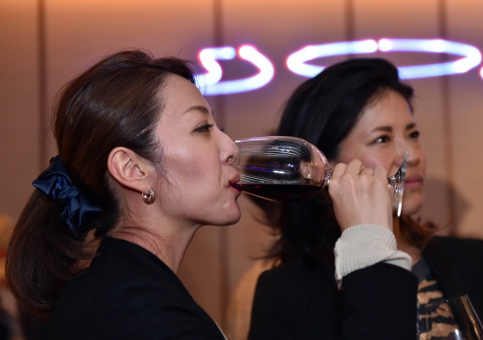 Kegilaan wanita cantik Jepang bermabuk ria di pesta wine