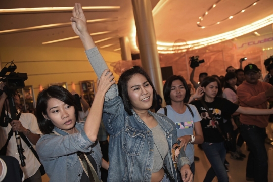 Salam tiga jari, mahasiswi cantik Thailand ini ditangkap polisi