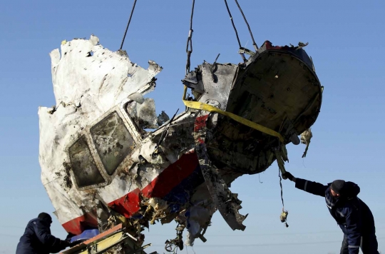 Bangkai pesawat & sisa korban insiden MH17 di Ukraina dievakuasi