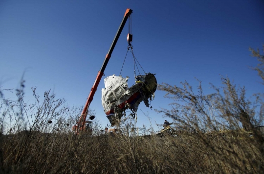 Bangkai pesawat & sisa korban insiden MH17 di Ukraina dievakuasi