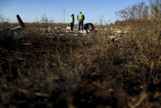 Bangkai pesawat & sisa korban insiden MH17 di Ukraina dievakuasi