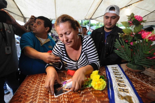 Isak tangis keluarga sambut jenazah Miss Honduras di rumah duka