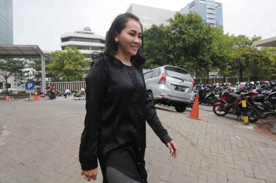 Kangen, istri muda Wali Kota Palembang jenguk suami di Rutan KPK