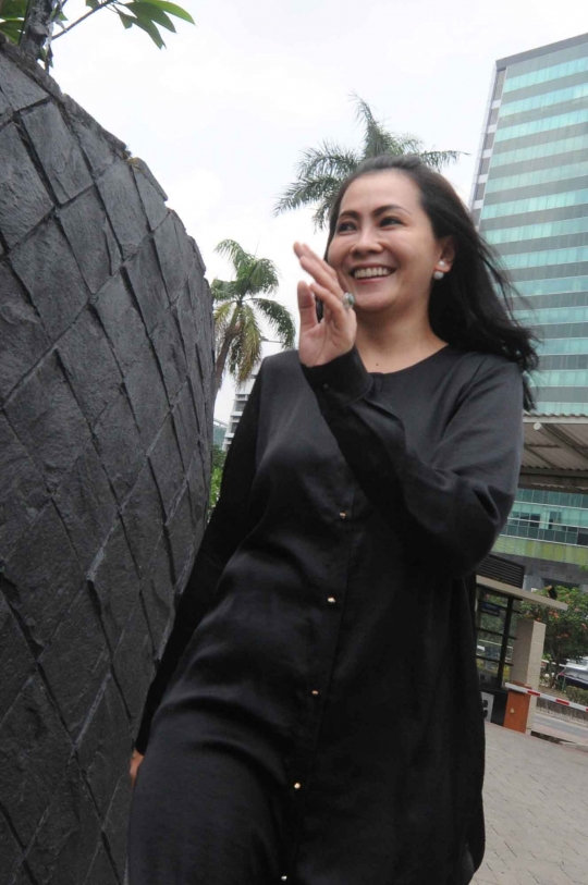 Kangen, istri muda Wali Kota Palembang jenguk suami di Rutan KPK