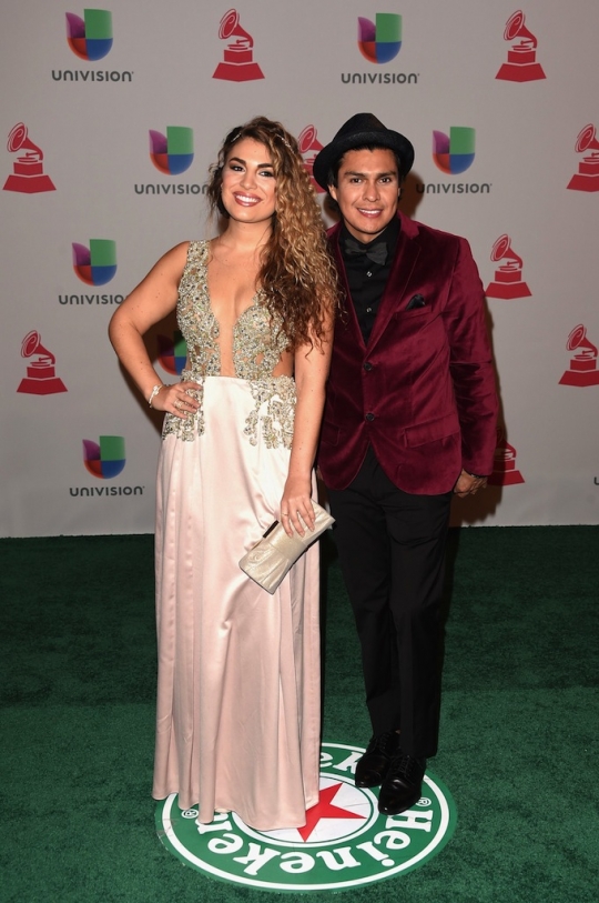 Pesona seleb Latin cantik bergaun transparan di GRAMMY Awards