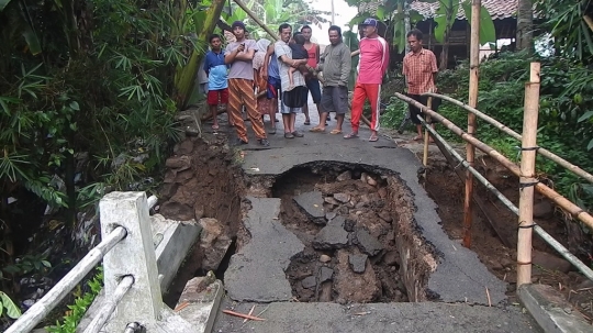 Jembatan ambrol, warga Banyumas terancam terisolir