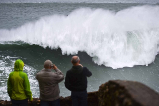 Aksi berani peselancar tantang ombak raksasa di pantai Portugal