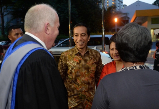 Bernuansa tradisional, Jokowi hadiri wisuda Kaesang di Singapura