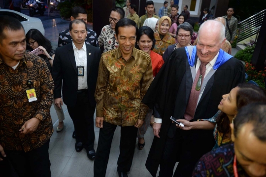 Bernuansa tradisional, Jokowi hadiri wisuda Kaesang di Singapura