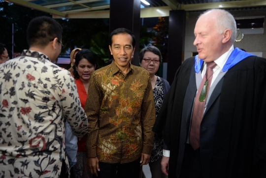 Bernuansa tradisional, Jokowi hadiri wisuda Kaesang di Singapura