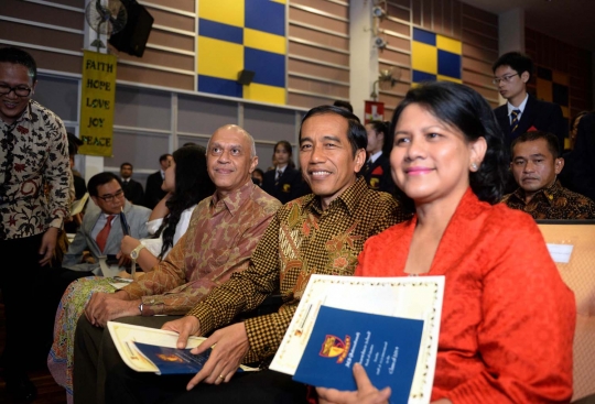 Bernuansa tradisional, Jokowi hadiri wisuda Kaesang di Singapura