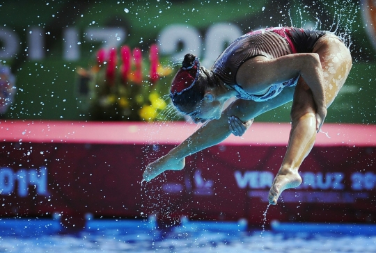 Salto memukau para atlet cantik di kompetisi senam air Meksiko