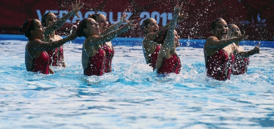 Salto memukau para atlet cantik di kompetisi senam air Meksiko