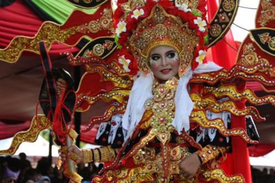 Ratusan penari cantik meriahkan Banyuwangi Ethno Carnival 2014