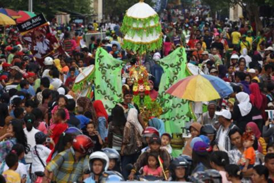 Ratusan penari cantik meriahkan Banyuwangi Ethno Carnival 2014