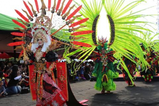 Ratusan penari cantik meriahkan Banyuwangi Ethno Carnival 2014