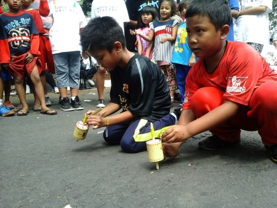 Senangnya anak-anak bermain gasing dan congkak di Car Free Day