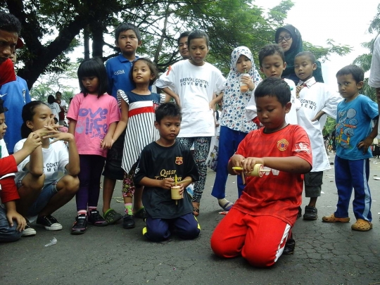 Senangnya anak-anak bermain gasing dan congkak di Car Free Day